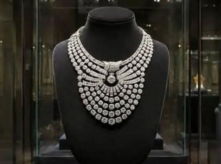 spaccano la teca con un martello e rubano la collana di diamanti della regina d8217egitto da 37 milioni il colpo in pieno giorno al museo di vienna da Ilfattoquotidiano.it spaccano la teca con un martello e rubano la collana di diamanti della regina d8217egitto da 37 milioni il colpo in pieno giorno al museo di vienna