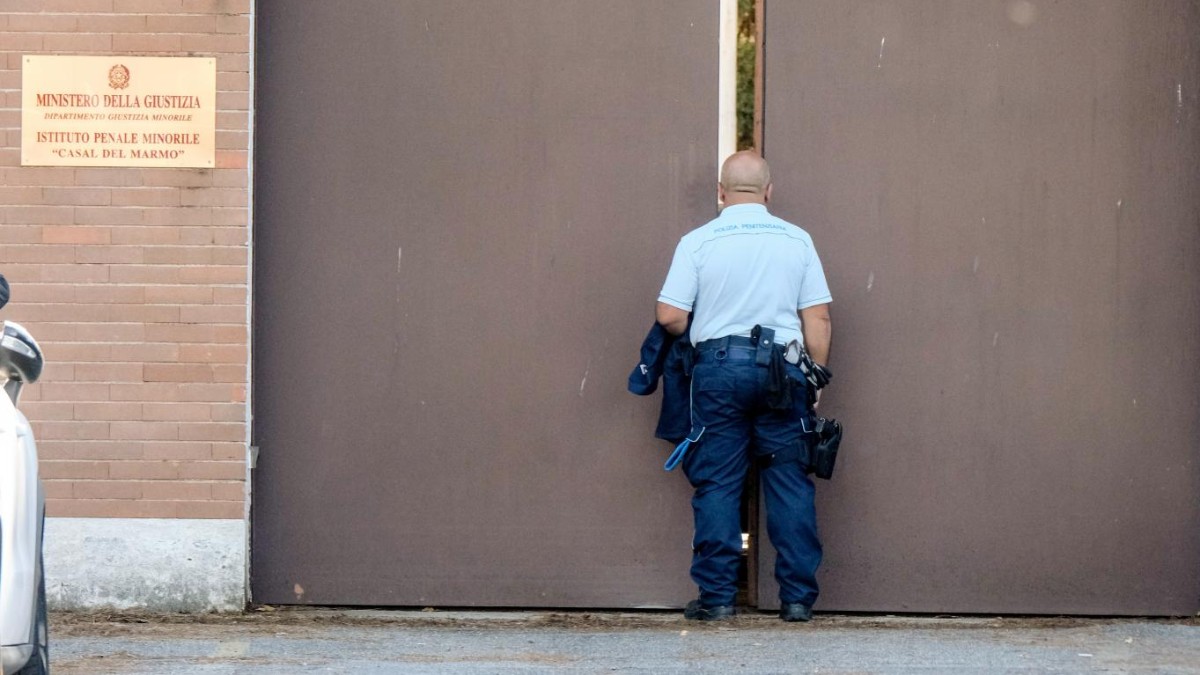 Ragazzini stranieri in carcere minorile, agenti accusati di torture, esperti di giustizia minorile