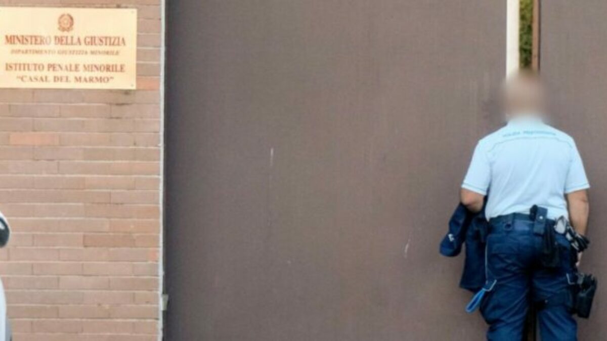 torture e violenze nel carcere minorile di casal del marmo sospesi 3 agenti della penitenziaria da Ilfattoquotidiano.it torture e violenze nel carcere minorile di casal del marmo sospesi 3 agenti della penitenziaria