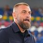 Copertina di “Ossessionato da me e forse dalla Roma. Sei un poveraccio”: lite tra De Rossi e un giornalista dopo Lazio-Genoa