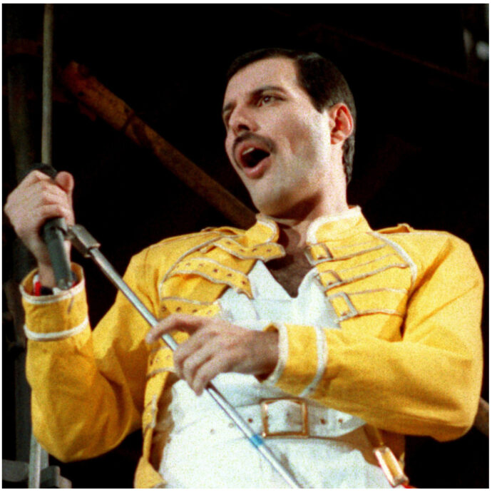 “Un giorno Freddie Mercury mi dice: ‘Mary, forse sono bisessuale’. E io gli ho risposto di getto: ‘No, sei gay’. Prima mi aveva chiesto di sposarlo, stavamo assieme”: parla il suo ex braccio destro