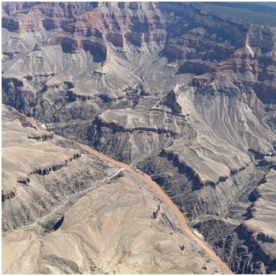 Copertina di Usa, inondazione improvvisa nel Grand Canyon: almeno un morto e 15 dispersi. Decine di persone evacuate | Video