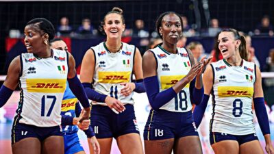 Copertina di Europei di volley, l’Italia va come un treno: le azzurre di Velasco annientano la Bulgaria e vanno ai quarti