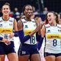 Copertina di Europei di volley, l’Italia va come un treno: le azzurre di Velasco annientano la Bulgaria e vanno ai quarti