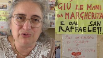 Copertina di “Colpiscono me per zittire tutti”. La protesta della sindacalista licenziata dal San Raffaele dopo aver denunciato “problemi di sicurezza e malasanità”