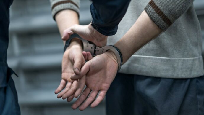 Tre agenti sospesi: “Violenze sui ragazzi”