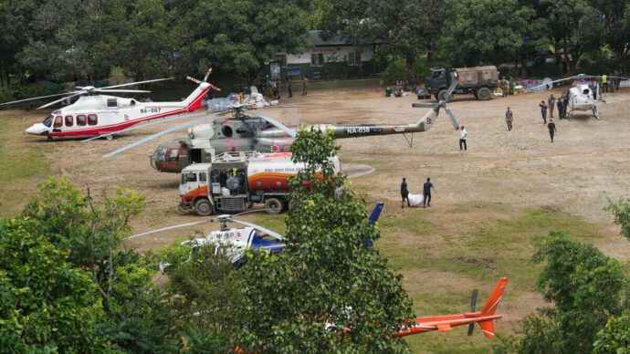 Nepal, quasi mille lavoratori intrappolati nei tunnel idroelettrici. Dispersi salgono a 4.247, oltre 900 i morti. Allerta nuove inondazioni