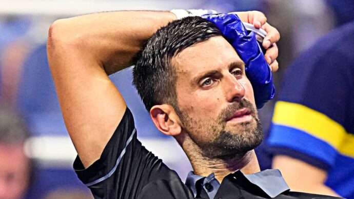 Clamoroso agli Us Open, Djokovic in lacrime eliminato al primo turno: “Vomito, ho un problema serio. Il mio corpo ha iniziato a cedere”