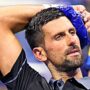 Copertina di Clamoroso agli Us Open, Djokovic eliminato al primo turno: “Vomito, ho un problema serio. Il mio corpo ha cominciato a cedere”