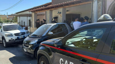 Copertina di Spari nel quartiere romano di Pietralata: morti padre, madre e figlia di 5 anni con disabilità. “È omicidio-suicidio”