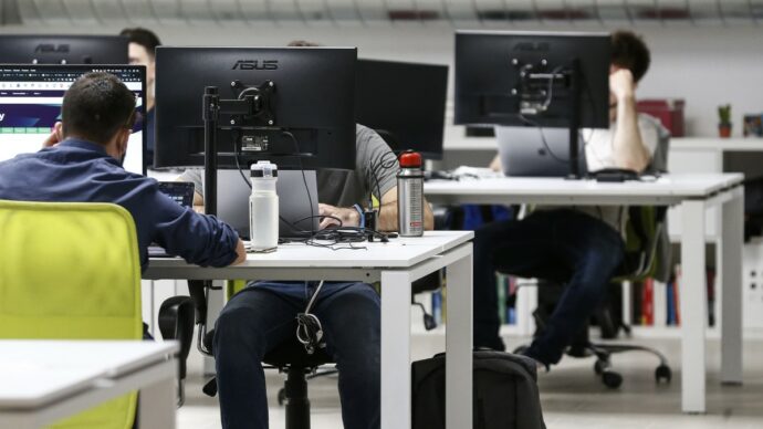 Istat: occupazione stabile a luglio ma gli over 50 al lavoro sono il doppio degli under 35
