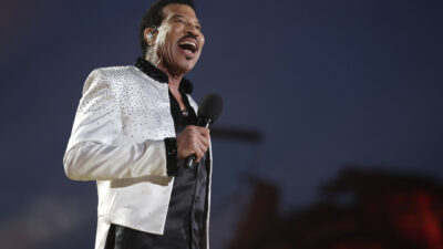 Copertina di Lionel Richie finisce di nuovo in ospedale: paura per il re del soul dopo il concerto di St. Louis. Il cantante ha chiesto uno sgabello per cantare seduto “All Night Long” poi ha chiesto l’intervento dei medici