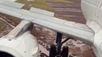 Copertina di “Abbiamo evitato la tragedia”: paura sul volo Latam, l’aereo esce di pista durante l’atterraggio sotto la pioggia. A bordo 151 persone