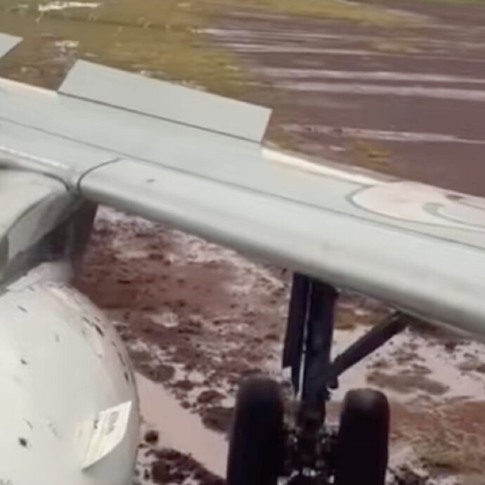 “Abbiamo evitato la tragedia”: paura sul volo Latam, l’aereo esce di pista durante l’atterraggio sotto la pioggia. A bordo 151 persone