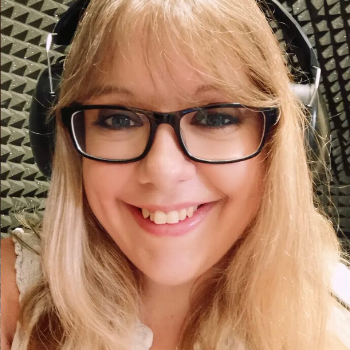 “Facevo una vita folle da pendolare, ora guadagno 133mila euro all’anno prestando la voce ai grandi marchi. Il tragitto casa-lavoro dura 52 secondi”: la storia di Emily Jardine