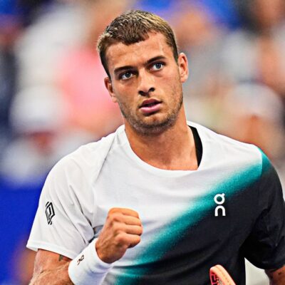 Copertina di Us Open, Cobolli comincia con il botto: battuto Comesana dopo un match epico. “Ora vado nel miglior ristorante di New York e poi bevo uno shottino”