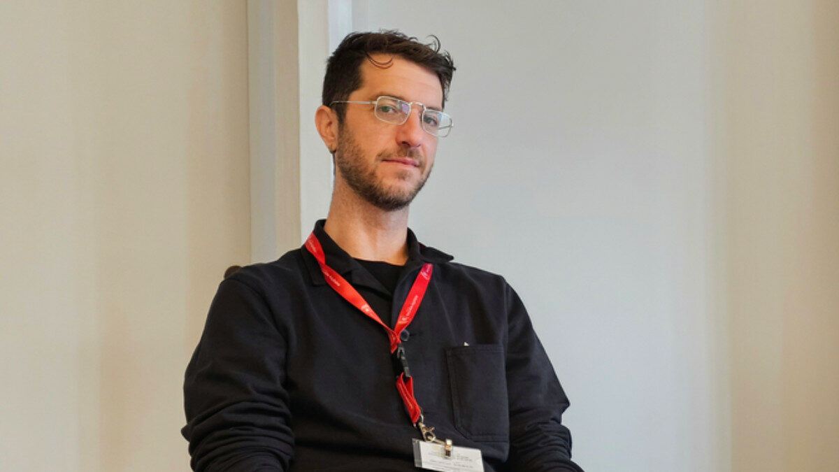 “A Milano lo stipendio di un insegnante, di un infermiere o anche di un medico non basta per un bilocale… C’è scoraggiamento, non si ha più la speranza di una vita solida e sui social ci raccontiamo coraggiosi, anticonformisti”: così Latronico