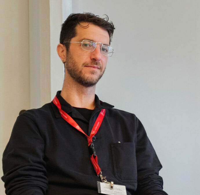 “A Milano lo stipendio di un insegnante, di un infermiere o anche di un medico non basta per un bilocale… C’è scoraggiamento, non si ha più la speranza di una vita solida e sui social ci raccontiamo coraggiosi, anticonformisti”: così Latronico
