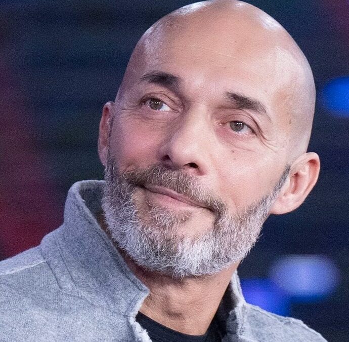 “Durante lo scontro mi ha preso forte per il collo. Ho edemi alle corde vocali, fatico a parlare. Ho sentito l’urlo di mia figlia, c’era un uomo in piedi. Cercava me e mia moglie”: Max Laudadio dopo l’aggressione