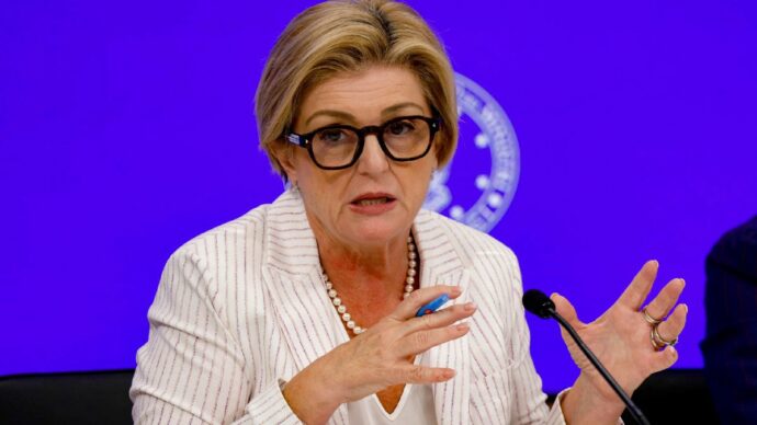 Calderone non sa l’inglese: interpreti  à gogo, anche per interviste non uscite