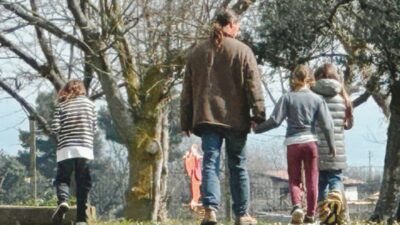 Copertina di Famiglia nel bosco, dopo le denunce della famiglia aperto un procedimento disciplinare per l’assistente sociale