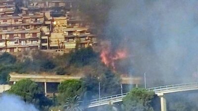 Copertina di Incendio a Taormina, fiamme vicino alle case