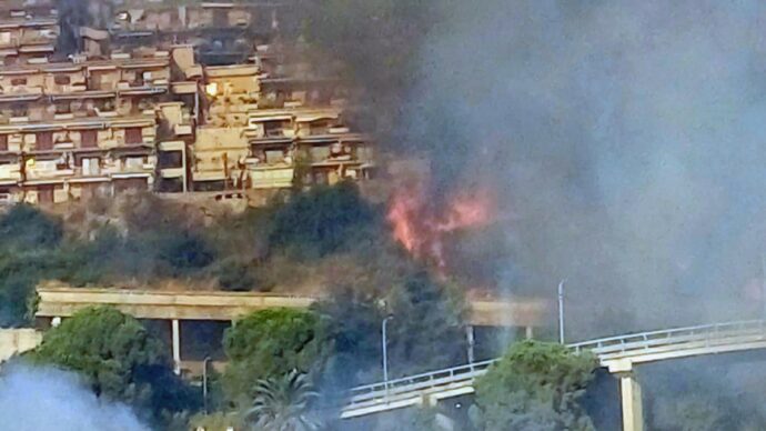 Incendio a Taormina, fiamme vicino alle case