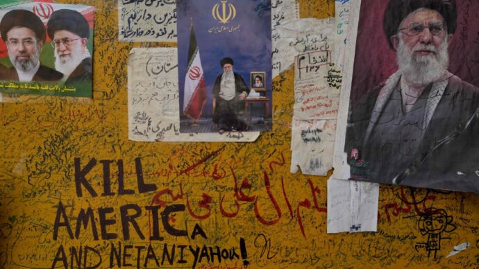 Iran, gli Usa attaccano ancora. “Stiamo soffocando il regime”