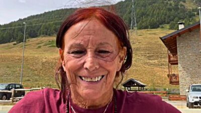 Copertina di “Mi hanno detto ‘la tua carrozzina non è a regola’ e ho perso il volo”: la denuncia di Patrizia Saccà, ex atleta paralimpica lasciata a terra all’aeroporto