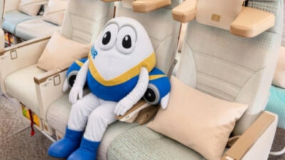 Copertina di Ryanair commenta il nuovo poggiatesta Emirates: “Lo odio”. La compagnia di Dubai replica con una frecciata: il botta e risposta social