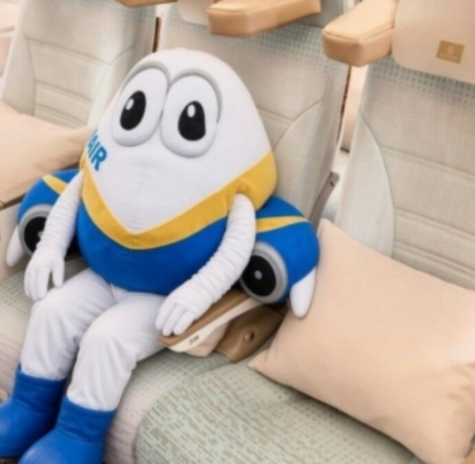 Ryanair commenta il nuovo poggiatesta Emirates: “Lo odio”. La compagnia di Dubai replica con una frecciata: il botta e risposta social