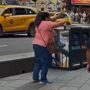 Copertina di Accoltella e ammazza due persone a Times Square, poi viene uccisa: tra le vittime Erin Piacenti, vicepresidente di Bank of America