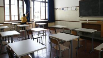 Copertina di Scuola, il caro benzina pesa anche sui docenti: “Chiediamo un bonus da 200 euro al mese per gli insegnanti fuori sede e i pendolari”