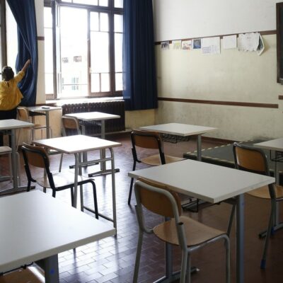 Copertina di Caro affitti, i docenti rinunciano al posto fisso al Nord: centinaia di cattedre restano scoperte. “Stipendi troppo bassi”