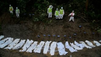 Copertina di Nepal, oltre mille i morti: iniziano le sepolture di massa. Il ministro degli Esteri: “Chiediamo risarcimenti ai grandi emettitori di gas serra”