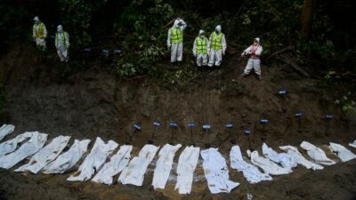 Copertina di Nepal, oltre mille i morti: iniziano le sepolture di massa. Il ministro degli Esteri: “Chiediamo risarcimenti ai grandi emettitori di gas serra”