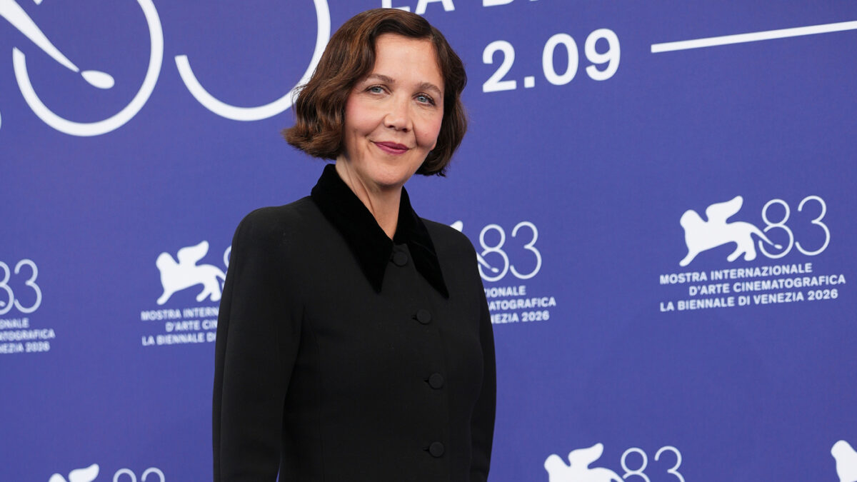 “Il mondo sta vivendo uno stato d’emergenza, ma il cinema è una opportunità per far crescere l’empatia dentro di noi”: così Maggie Gyllenhaal a Venezia 83