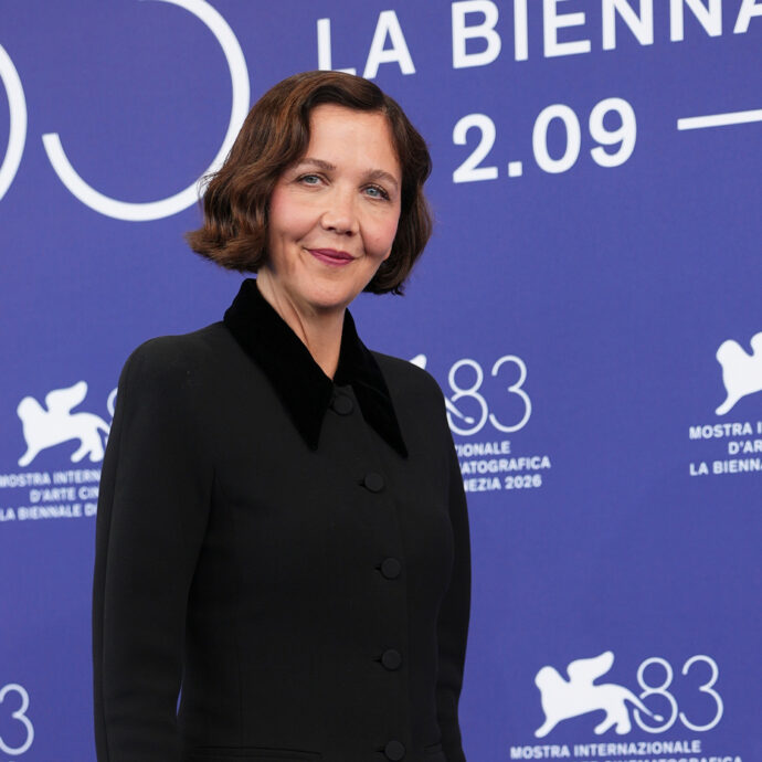 “Il mondo sta vivendo uno stato d’emergenza, ma il cinema è una opportunità per far crescere l’empatia dentro di noi”: così Maggie Gyllenhaal a Venezia 83