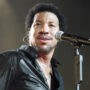 Copertina di “Lionel Richie potrebbe avere seri problemi cardiaci. Il lavoro è come una dipendenza per lui, pensa di essere indistruttibile”: preoccupazione per la salute del re del soul