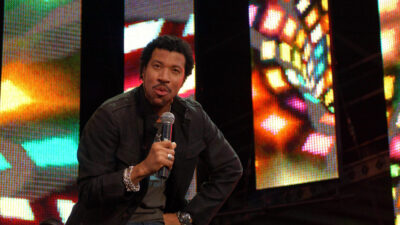 Copertina di Lionel Richie ancora ricoverato in terapia intensiva. I medici si sono concentrati sul suo cuore con esami approfonditi