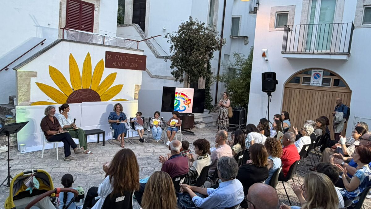 Chiostri e Inchiostri 2026, il festival letterario che porta i libri nel borgo: da Lino Guanciale a Nicola Lagioia e Antonio Caprarica, record di presenze per l’evento a Noci