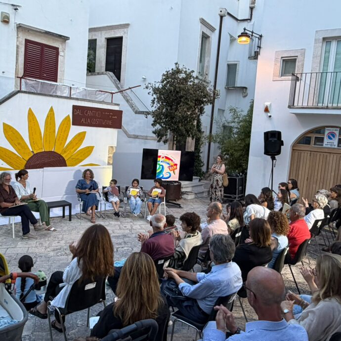 Chiostri e Inchiostri 2026, il festival letterario che porta i libri nel borgo: da Lino Guanciale a Nicola Lagioia e Antonio Caprarica, record di presenze per l’evento a Noci