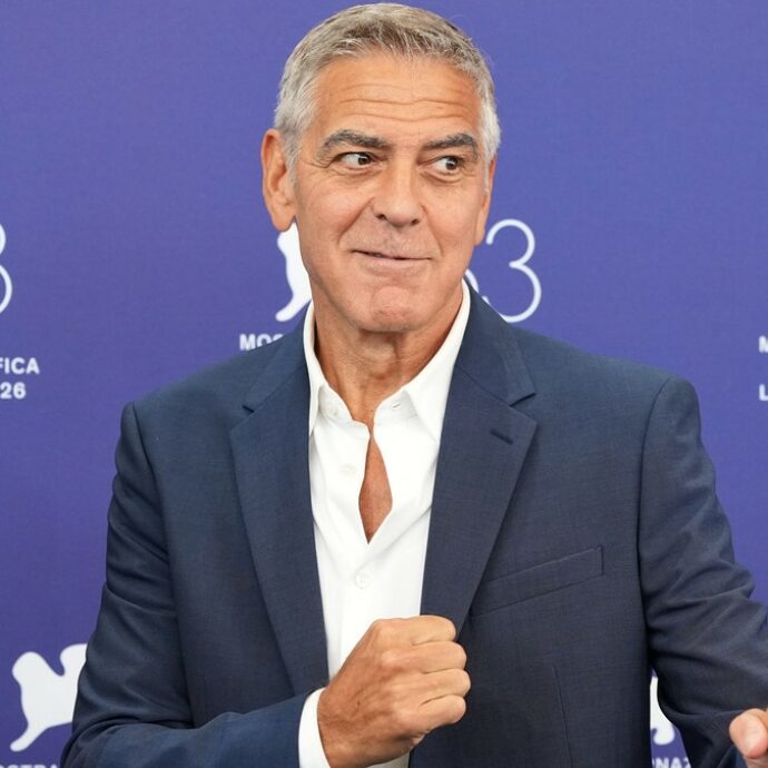 “Viviamo in una cacocrazia, ma ne usciremo”, il Leone d’oro George Clooney contro Trump e una certa “idea di crudeltà”