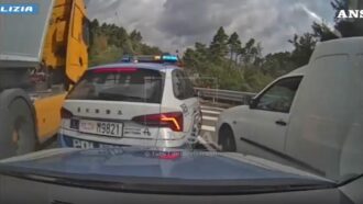 Copertina di Contromano sulla A1 per 50 km sotto l’effetto di cannabis: il video dell’inseguimento, poi il fermo
