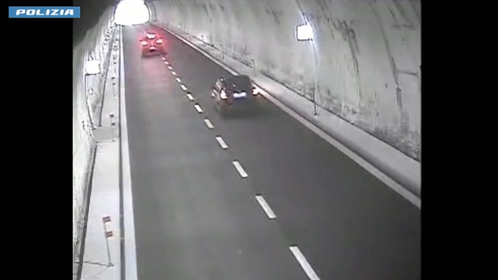 contromano sulla a1 per 50 km sotto l8217effetto di cannabis il video dell8217inseguimento poi il fermo da Ilfattoquotidiano.it contromano sulla a1 per 50 km sotto l8217effetto di cannabis il video dell8217inseguimento poi il fermo