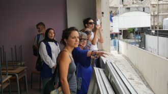 Copertina di “Qui in Libano i palestinesi sono invisibili”. Benedetta Scuderi porta i nostri occhi nel campo di Shatila