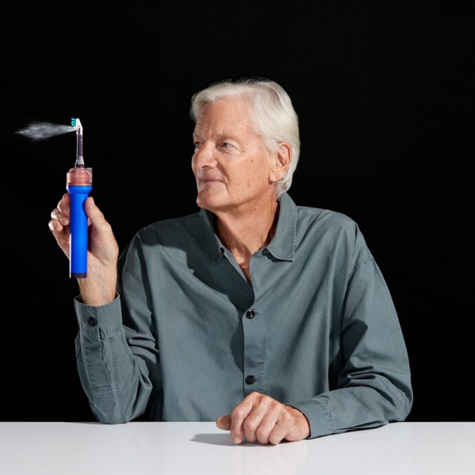 Arriva lo spazzolino smart (da 500 euro) con videocamera che filma l’interno della bocca. James Dyson: “Risolvere i problemi è la mia passione, ora puoi vedere ciò che vede il tuo dentista”