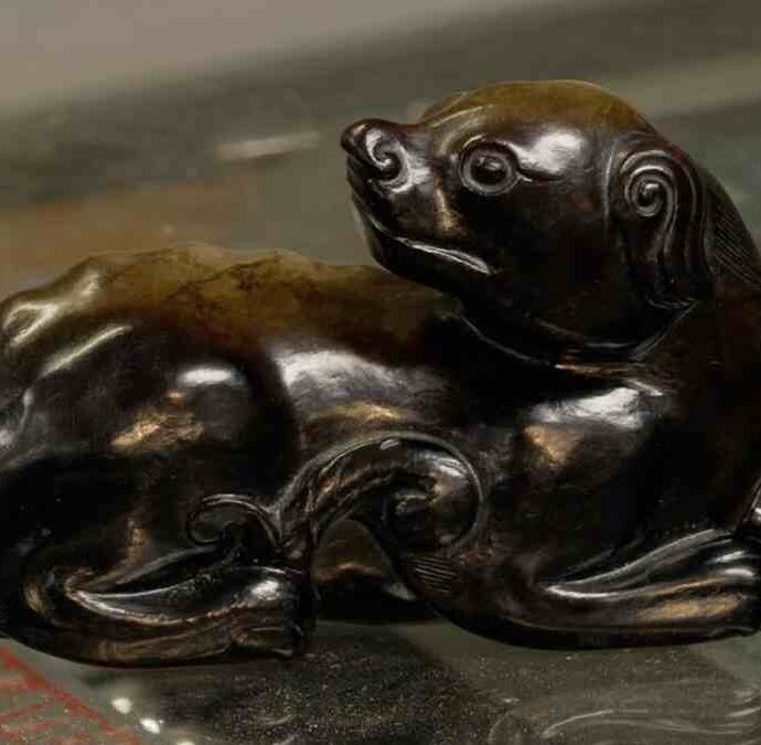 “Questo cane ha una storia magica”: comprato per appena un dollaro in un mercatino, il raro oggetto ora potrebbe valere migliaia di dollari