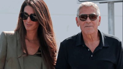 Copertina di “Il Leone d’Oro? È un premio per vecchi”: George Clooney arriva al Festival di Venezia con Amal (in pantaloncini) e conquista il Lido