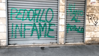 Copertina di Caso Torino, molestie sulla tredicenne: insulti sulle saracinesche del minimarket dell’indagato